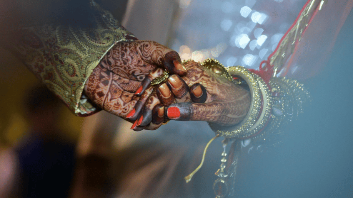 viral-video-bride-brothers-beat-groom-for-behaving-rudely-with-their-sister-on-stage-internet-satisfied